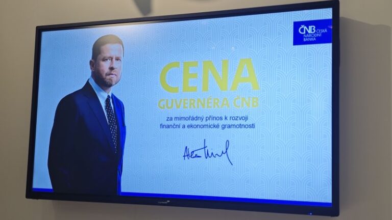 Velký úspěch pro JA Czech: Martin Smrž převzal Cenu Guvernéra ČNB za rozvoj finanční gramotnosti